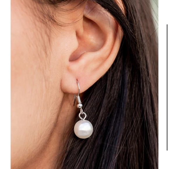 Renown Refinement - White  Necklace NWT - Picture 4 of 4